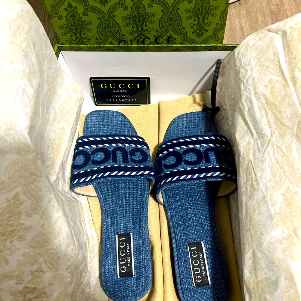 WOMEN'S SLIDE SANDAL WITH GUCCI SCRIPT